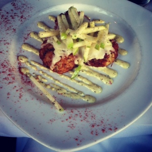 Crab cakes topped with green apples - Roo Bar